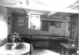 Gaststätte Hermsdorf? bei Dresden, Gästeraum. Fotografie (Negativabzug auf Papier) von Ursula Richter. Dresden, um 1925