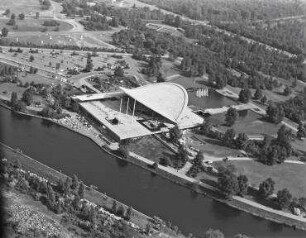 Luftaufnahme, Blick von Nord-Westen auf die Kongreßhalle. Berlin-Tiergarten, John-Foster-Dulles-Allee