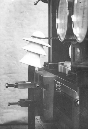 Knickfestigkeitsprüfung von Schirmisolatoren (Hermsdorf-Schomburg-Isolatoren GmbH) : Technikgeschichte | Stoffkunde und Materialprüfung | Materialprüfung | Isolatoren-Prüfung