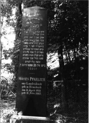 Grabstein 713 (Index: 99802132) Material: Granit, poliert Zustand: gut Maße HxBxT: 320x60x50 cm Beschreibung: getreppter Sockel mit quadratischem Grundriß, Obelisk Besonderheit: längerer Text, Endreim: Grabstein 713 (Detailaufnahme)