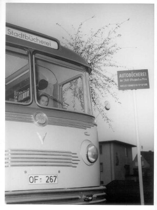 Offenbach am Main. Büchereibus der Stadtbücherei Offenbach neben Haltestellenschild. Teilansicht von vorn