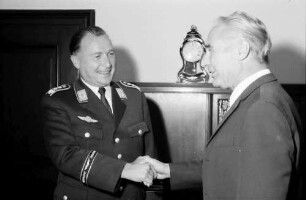 Freiburg: Regierungspräsidium; Verabschiedung von Oberst Sauer (Geschwader Immelmann, Bremgarten) - Regierungspräsident Person