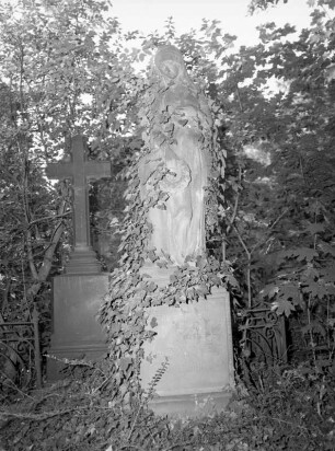 Grabmal der Familien Günther und Keller : Grabmal der Familien Günther und Keller. Sandstein (um 1918). Dresden-Kaditz, Mittlerer Friedhof (sogenannter Franzosenfriedhof)