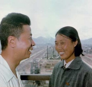 Doppelportrait vor einer Erdölraffinerie (China 1959)