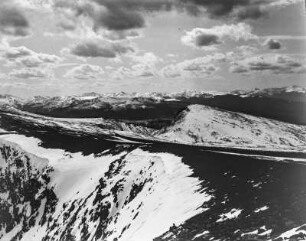 Westseite der kontinentalen Wasserscheide : Blick über ein verschneites Gebirge