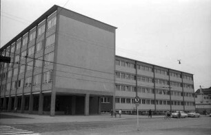 Baufertigstellung des Erweiterungsbaus der Wirtschaftsoberschule am Ettlinger Tor.