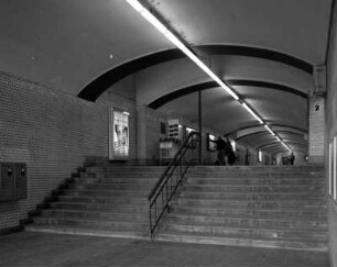 Bahnhof Dresden-Neustadt. Empfangsgebäude, Schalterhalle. Nördlicher Bahnsteigtunnel : Dresden-Neustadt, Schlesischer Platz 1. Bahnhof Dresden-Neustadt. Empfangsgebäude, Schalterhalle. Nördlicher Bahnsteigtunnel