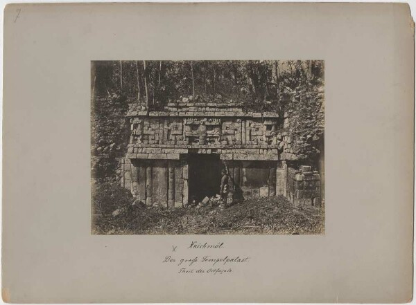 "Le grand palais du temple. L'aile droite, qui s'appuie à angle droit sur le bâtiment principal. Une partie de la façade est. (homme debout près de l'ouverture de la porte)".