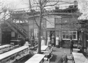 Cossebaude (Dresden-Cossebaude). "Liebenecke" mit Restaurant. Gästegarten mit Besuchern und Personal