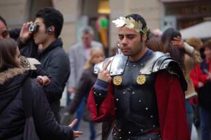 Rom 2006 - Römischer Gladiator posiert : Als römischer Gladiater verkleideter Mann läßt sich am Trevi-Brunnen mit Touristen fotografieren, aufgenommen 2006 in Rom