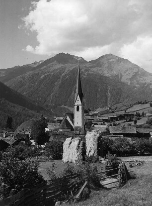 Lienz. Stadtteilansicht mit Kirche St. Helena gegen die Lienzer Dolomiten