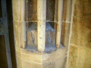 Langhaus Traufseite Süd-Portal - Wetzrillen im Sandstein des Ostgewändes im Detail