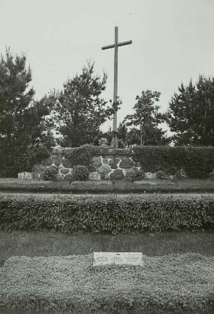 Angerburg. Friedhof auf der Jägerhöhe am Schwenzalt-See gelegen, Mittelpunkt der Anlage das Hochkreuz, davor Einzelgräber