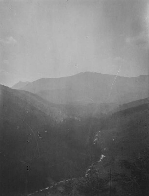 Talblick : Blick in ein Bergtal mit Fluss