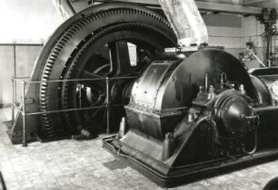 Liegende Gegendruck-Zwillingsdampfmaschine mit Ventilsteuerung und Achsregler (Reparaturzustand). 2500 PS (1839 kW). Richard Raupach Görlitz (Nr. 1673, 1674), 1934. Schwungrad-generator (Siemens-Schuckert) und Dampfeinlaß. Döbeln, Zuckerfabrik