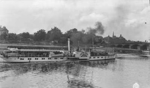 Dresden. Personen-Seitenraddampfer "Tetschen" (1892, Werft Blasewitz) in Fahrt stromauf