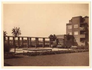 Wohnsiedlung (Kleinstwohnungen) an der Pfarrstraße, Hindenburg: Grünanlage der Siedlung, Kinderspielplatz mit Sandkasten, Laubengang an einem Mehrfamilienhaus