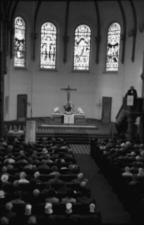 Badenweiler: Evangelische Pfarrkirche, Pfingstsonntag, von der Empore, [Gemeinde]