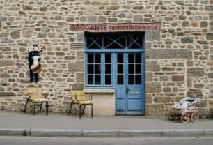 Frankreich. Bretagne. Ille et Vilaine. Combourg. Trödelladen