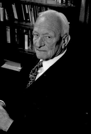 Freiburg: Wohnung; Hermann Linnemann; Portrait; vor Büchern