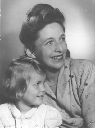 Porträt Genja Huebner, geb. Berger, mit Tochter Petra (verehel. Städter). Dresden, um 1948