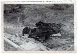Zerstörter und umgestürzter Panzer
