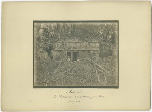 "Le palais avec la décoration en croix sur la frise. Façade nord. (Ce palais a neuf chambres.) (avec deux membres de l'expédition)".