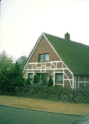 Hoisbüttel: Wulfsdorfer Weg 5: Fachwerkhaus mit Reetdach: giebelständige Straßenfront mit Eingangstür