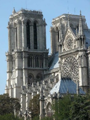 Kirche Notre Dame mit Türmen und Seitenflügel mit Glasrosette, 13. Jahrhundert