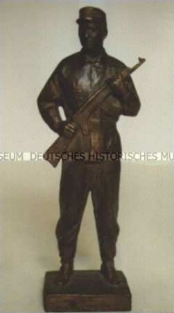 Skulptur "Angehöriger der Kampfgruppen der Arbeiterklasse mit Maschinengewehr"