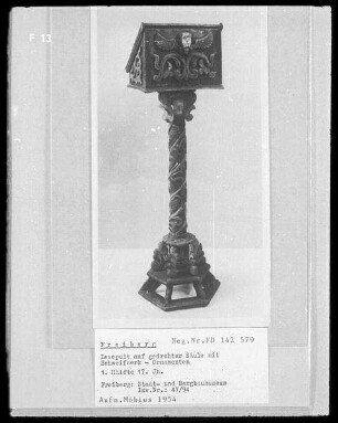 Lesepult auf gedrehter Säule mit Schweifwerk-Ornamenten