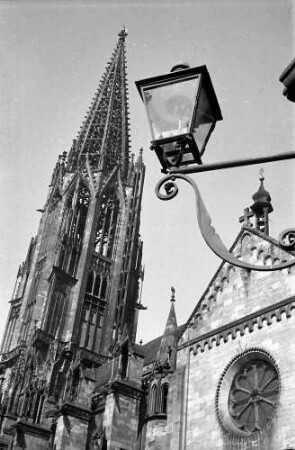 Freiburg: Gaslaterne und Münsterturm