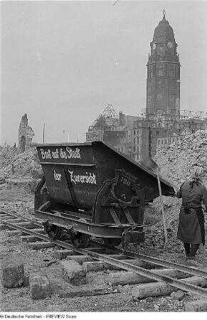 Dresden. Muldenkipplore der "Trümmerbahn" gegen Ruine des Neuen Rathauses