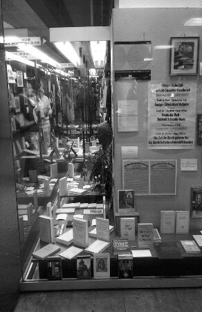 Freiburg: Reinhold Schneider-Dokumentation, im Schaufenster der Buchhandlung Herder