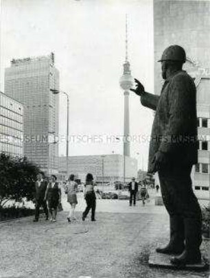 Kolossalfigur "Bauarbeiter" von René Graetz in der Hans-Beimler-Straße vor Fernsehturm und Interhotel "Stadt Berlin" in Berlin (Ost)