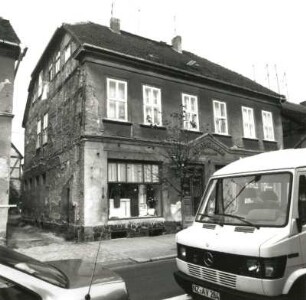 Neustrelitz, Wilhelm-Pieck-Straße 5. Wohnhaus mit Läden (1801/1825)