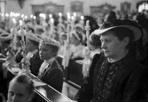 St. Märgen: Tracht und Erstkommunikanten in der Bankreihe