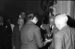 9. Tagung 1959 Physiker: Frits Zernicke, dahinter Willis E. Lamb, Frau Heisenberg von hinten, Gerhard Domagk, Max Born von hinten