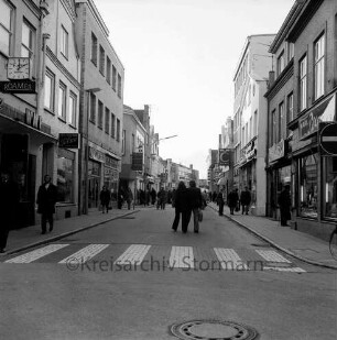 Hindenburgstraße: die Straße als Fußgängerzone am verkaufsoffenen Sonntag: Blick aus der Mühlenstraße Richtung Osten