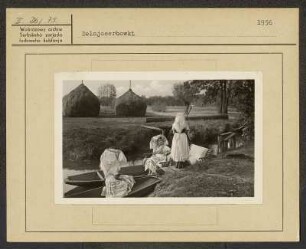 Spreewaldmotiv für Ansichtskarte: Festtagstracht aus dem Spreewald und Landschaft. : Motiw za pohladnicu: Swjedźenska drasta Błótowčankow a Błótowska krajina.