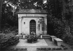 Familie Ehrenhard; Darmstadt, Am Waldfriedhof 25 R 3 c 2