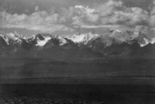 Gebirgszug : Panorama eines schneebedeckten Gebirgszugs im Tian Shan Hochgebirge