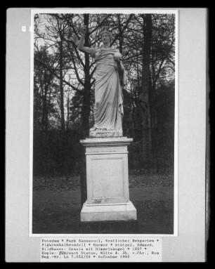 Figurenhalbrondell — Urania mit Himmelskugel