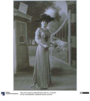 Frau in Kleid von Béchoff David