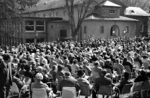 Badenweiler: Publikum beim Kurkonzert, Hintergrund Kurhaus