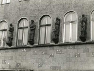 Görlitz, Wilhelmsplatz 15. Ehemaliges Hotel? mit Gaststätte (um 1850, Umbau 1936). Konsolfiguren im 1. Obergeschoß