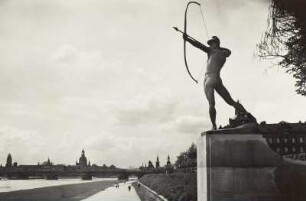 Bogenschütze : Neustädter Elbufer. Bogenschütze von E. M. Geyger gegen die Altstadt