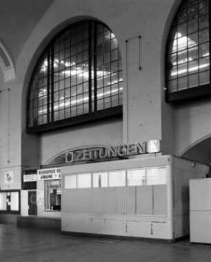 Bahnhof Dresden-Neustadt. Empfangsgebäude, Schalterhalle. Ehemaliger Zeitungskiosk an der Nordwestseite und Bogenfenster zur Bahnsteighalle : Dresden-Neustadt, Schlesischer Platz 1. Bahnhof Dresden-Neustadt. Empfangsgebäude, Schalterhalle. Ehemaliger Zeitungskiosk an der Nordwestseite und Bogenfenster zur Bahnsteighalle