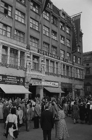 Passanten vor Stentzlers Hof zur Zeit der Leipziger Herbstmesse 1955