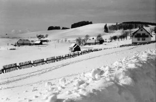 Breitnau: Verschneite Straße mit Blick gegen Nessellachen; ohne Bäume